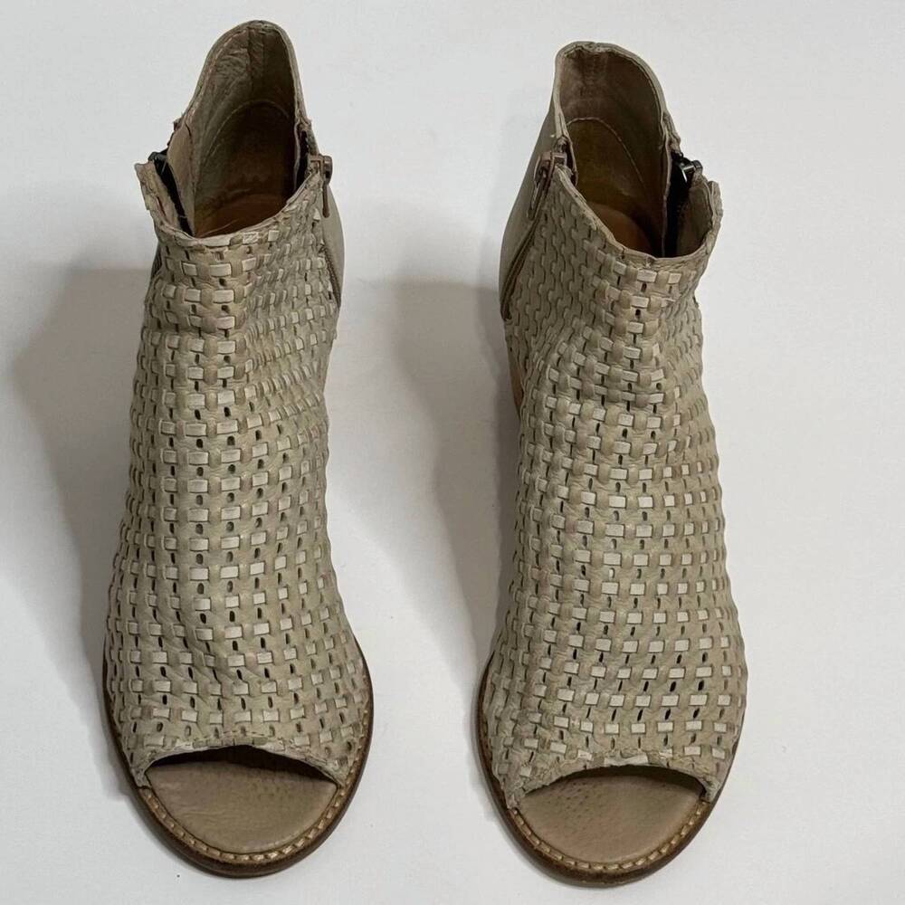 NEW SBICCA women's willow bootie in beige